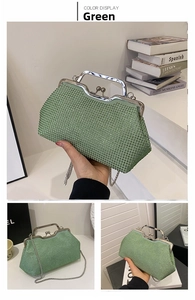 Dettaglio borsa a conchiglia verde con strass, manico in argento e catenina