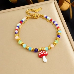 Bracelet perlé arc-en-ciel avec pendentif champignon mignon sur chaîne dorée