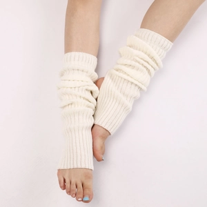 Nahaufnahme weißer gestrickter Beinstulpen für Yoga und Ballett mit weicher Rippstruktur