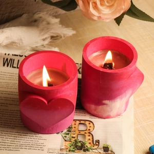 Roze hartvormige geurkaarsen met houten lonten voor romantische huisdecoratie