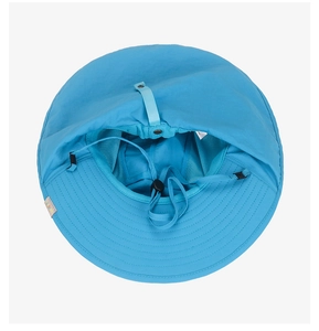 Détail du chapeau de soleil bleu pour enfant avec doublure en maille et étiquette arc-en-ciel