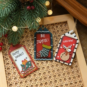 Lot de trois ornements de Noël vintage en bois peint avec traîneau, chaussette et renne