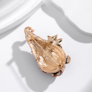 Broche Père Noël en alliage doré avec texture métallique et fermeture à épingle sûre