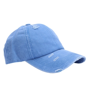 Verwaschene blaue Denim-Baseballkappe mit Vintage-Details und X-Crisscross-Pferdeschwanzloch