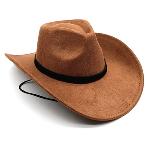 Dettaglio di un cappello da cowboy marrone scamosciato con nastro nero e cordino regolabile