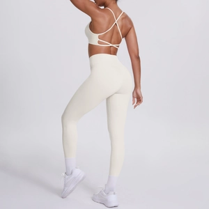 Détail du soutien-gorge de sport dos croisé et legging taille haute ensemble yoga