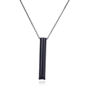 Collier de pleine conscience en acier inoxydable noir poli sur un fond blanc pur