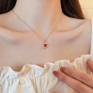 Collana placcata oro 18K con gemma rossa a forma di cuore e colletto con volant