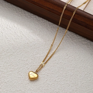 Elegante collana con ciondolo a cuore dorato e incisione Love su una catena sottile