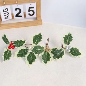 Detail eines Weihnachts-Serviettenrings mit Beeren und grünen Blättern für die Deko