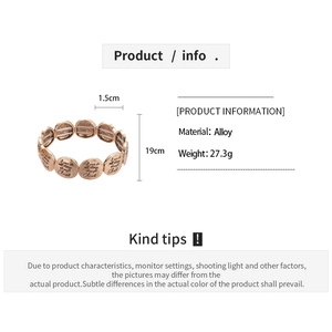 Gros plan du bracelet élastique en or rose avec texte religieux gravé et dimensions