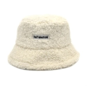 Détail du bob d'hiver en laine sherpa avec broderie de lettres HaiTalentoM