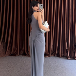 Détail d'une robe grise sans manches avec dos froncé et coupe ajustée élégante
