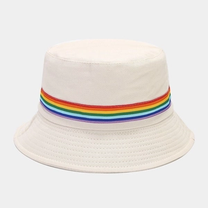Vue détaillée d'un chapeau bob ivoire avec ruban arc-en-ciel et coutures parallèles