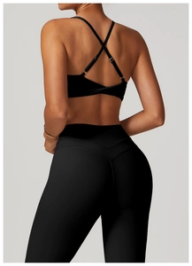 Vue arrière ensemble de yoga noir avec brassière à bretelles croisées et legging taille haute