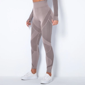 Detail der nahtlosen High-Waist-Yogahose und des langärmeligen Crop-Tops mit Daumenlöchern
