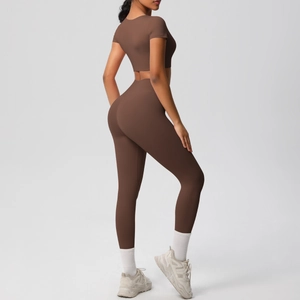 Détail d'un ensemble de yoga en nylon montrant le profil arrière et la coupe chocolatée ajustée