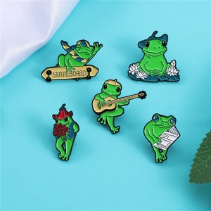 Lot de cinq épingles en émail de grenouilles cartoon avec skate et guitare
