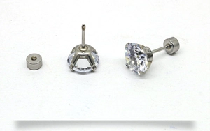 Vue macro de boucles d'oreilles en acier argenté avec zircon et fermoir à vis sécurisé