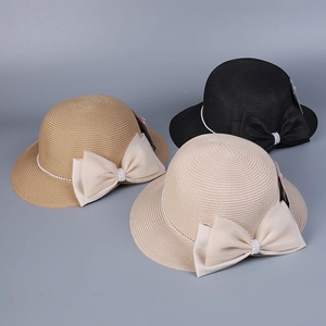 Détail de chapeaux de paille avec rubans à nœuds élégants et chaînes de perles en 3 couleurs