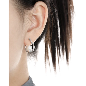 Orecchini a perno irregolari in argento con perla bianca per donna in stile minimalista