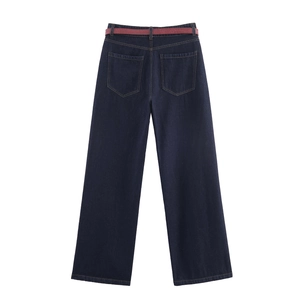 Vue détaillée du jean taille haute à jambe large avec poches arrière et fine ceinture rouge foncé