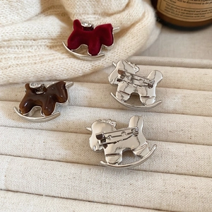 Detailed back and front view of flocked horse brooch with silver metal pin fastening