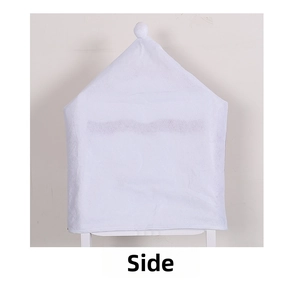 Vue latérale de la housse de chaise bonnet de Noël blanche avec pompon décoratif