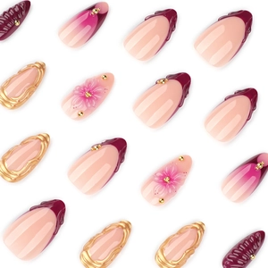 Faux ongles 3D avec fleurs, dégradé rouge vin et perles dorées sur fond blanc neutre
