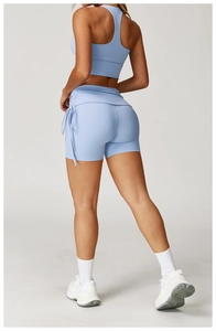 Detailsicht der High-Waist Yoga-Shorts mit seitlichem Kordelzug und Raffung in Hellblau