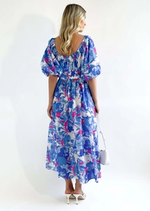 Rückansicht eines floralen Boho-Maxikleides mit Puffärmeln und hoher Taille Design