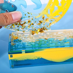 Makroansicht des blau-gelben Harz-Geistes mit Textur aus Goldfolienflocken