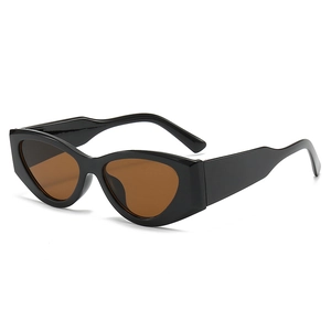 Lunettes de soleil œil de chat à monture épaisse avec verres bruns vue à 45 degrés