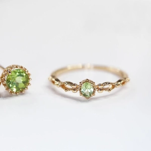 Anello in Rame Placcato Oro Vintage per Donna Squisito Design Traforato Stile Palazzo Gioielli con Pietra Preziosa Verde Oliva