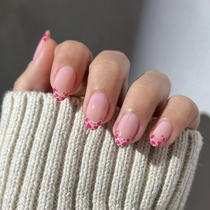 Unghie Finte Press On Mandorla Corta French Rosa Con Motivo A Cuore Manicure Resina Minimalista Dolce Per Donne