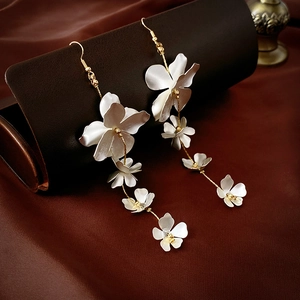 Elegante lange Fransenohrringe mit weißen Blumen und Goldketten für Frauen