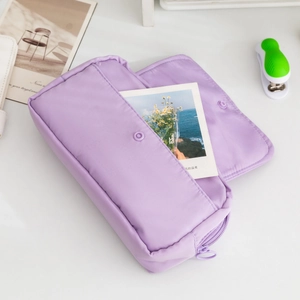 Dettaglio dell'astuccio lavanda con tasca frontale a scatto e cursore a cerchio per zip