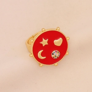 Detail eines Gold-Emaille-Rings mit rotem Herz, Stern, Mond und bunten Zirkoniasteinen
