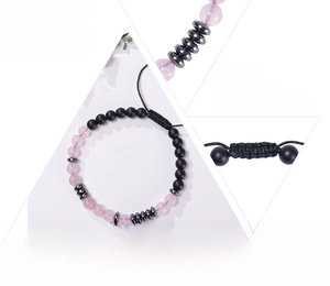 Dettaglio perle di cristallo rosa e carta codice Morse su bracciale intrecciato regolabile
