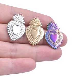 Trois pendentifs fraise en forme de cœur en or, argent et acier inoxydable arc-en-ciel