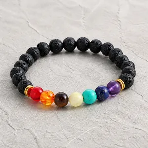 Vista dettagliata delle sette perle chakra con pietra lavica nera e distanziatori dorati lucidi