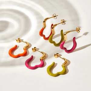 Boucles d'oreilles cœur ondulées colorées en émail vibrant avec crochets dorés