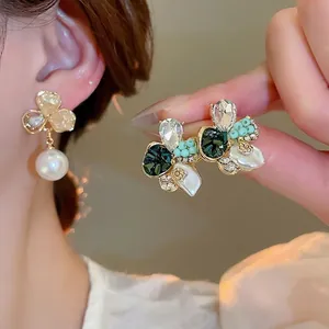Boucles d'oreilles fleurs vintage avec perles et pierres vertes sur base dorée