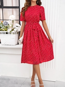 Détail de robe rouge à pois avec ceinture assortie et manches courtes vaporeuses
