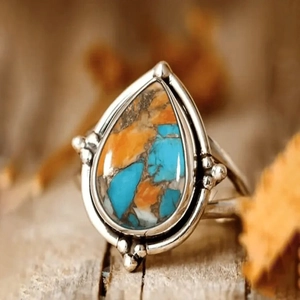 Détail macro d'une bague vintage en argent avec turquoise et nacre huître épineuse