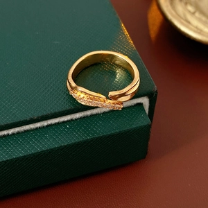 Détail de la bague ajustable plaquée or avec zircons pavés sur un écrin à bijoux