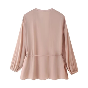 Elegante camicia in seta rosa da donna con maniche lunghe e cintura annodata sul retro