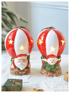 Détail de montgolfière de Noël LED avec Père Noël et perforations en étoile
