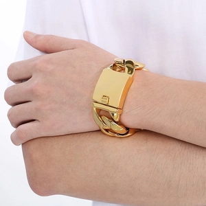 Gros plan d'un bracelet gourmette cubaine de 31mm en acier inoxydable doré au poignet