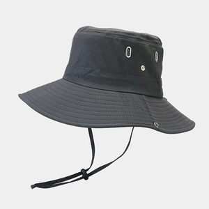 Dettaglio di un cappello da pescatore grigio scuro impermeabile con tesa larga e cordino